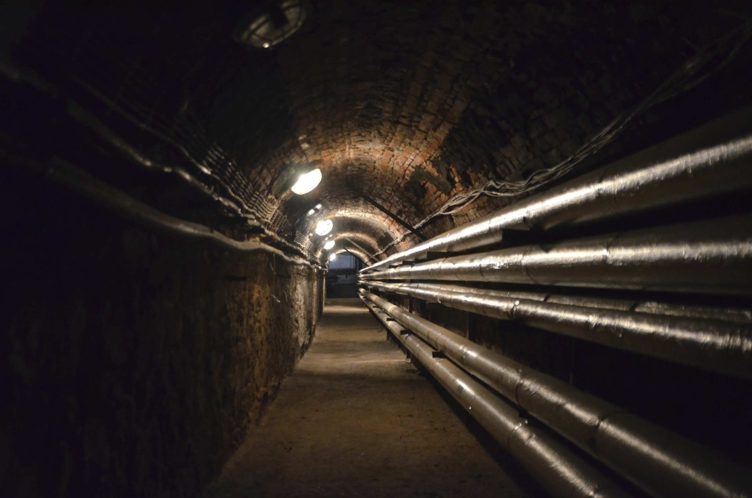 Obr.5 Technologický tunel s rozvodmi v Smolenickom zámku